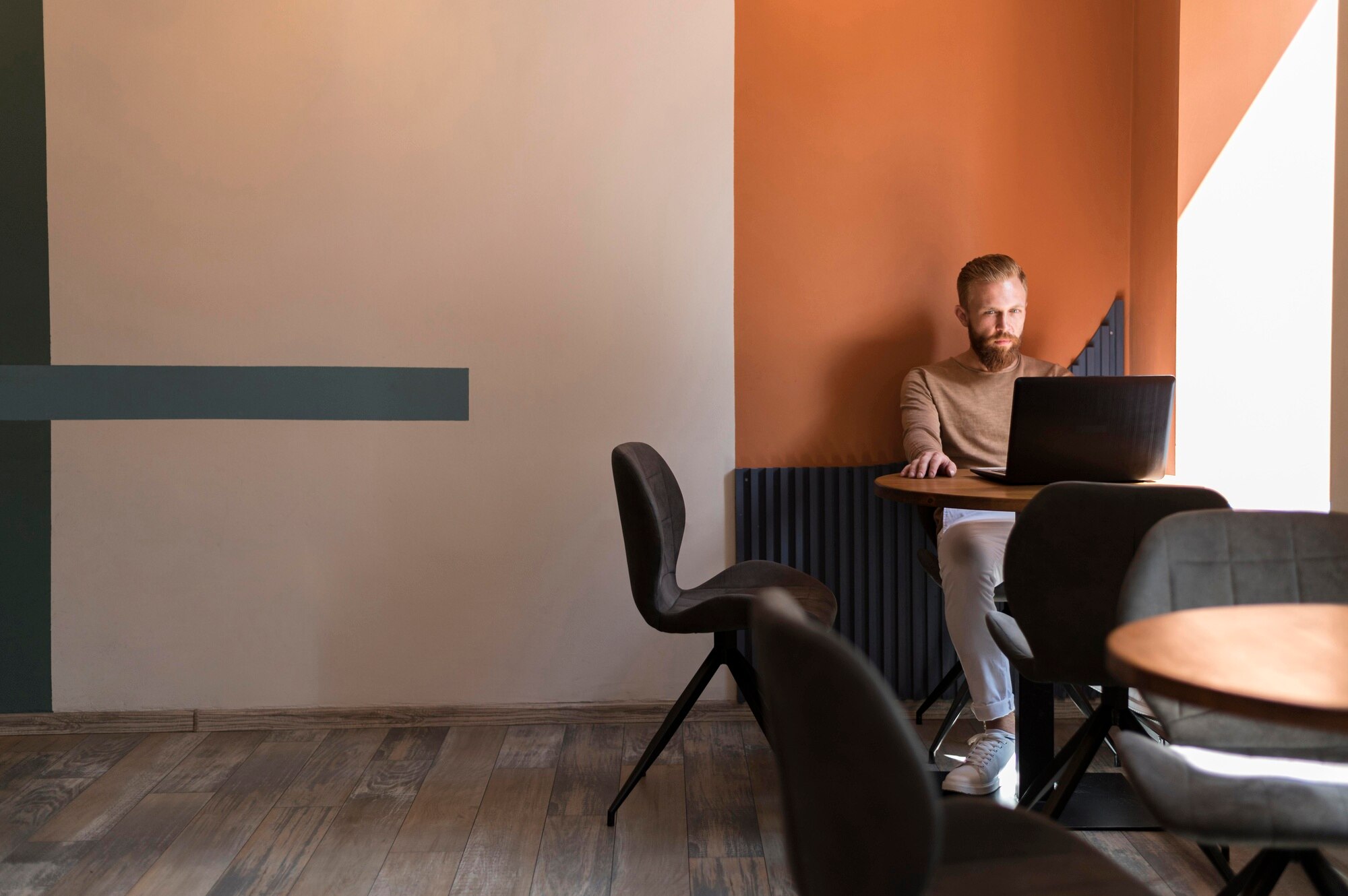 Espacio de oficina moderno y minimalista